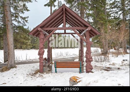 Panchine lungo il fiume nella città di Banff in Alberta, Canada Foto Stock