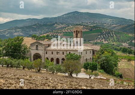 Chiesa e convento di Santa Maria delle grazie ad Alanno, circondato da uliveti e campi coltivati. Alanno, Provincia di Pescara, Abruzzo, Italia Foto Stock