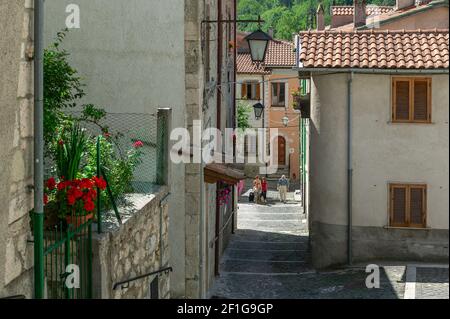 Il borgo medievale di Villetta Barrea con i suoi vicoli, le sue strade in pietra e i balconi fioriti. Provincia di l'Aquila, Abruzzo, Italia, europa Foto Stock