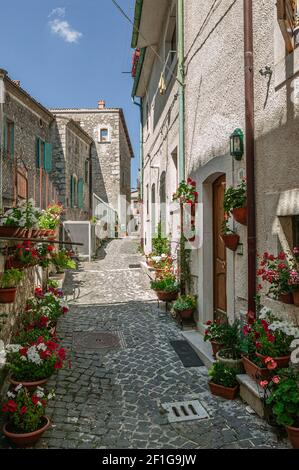 Il borgo medievale di Villetta Barrea con i suoi vicoli, le sue strade in pietra e i balconi fioriti. Provincia di l'Aquila, Abruzzo, Italia, europa Foto Stock