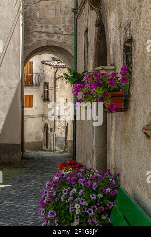 Il borgo medievale di Villetta Barrea con i suoi vicoli, le sue strade in pietra e i balconi fioriti. Provincia di l'Aquila, Abruzzo, Italia, europa Foto Stock