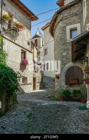 Il borgo medievale di Villetta Barrea con i suoi vicoli, le sue strade in pietra e i balconi fioriti. Provincia di l'Aquila, Abruzzo, Italia, europa Foto Stock