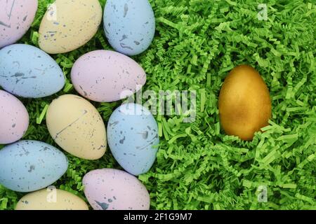 Raccolta di uova di Pasqua colorate con uovo d'oro singolo Foto Stock
