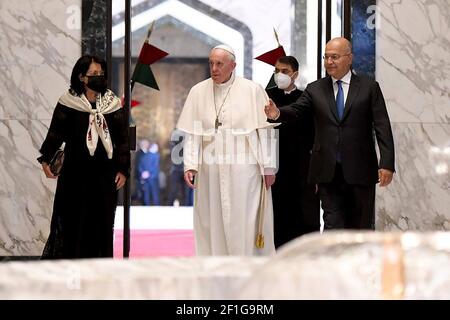 Baghdad, Iraq. 8 marzo 2021. Il presidente Barham Saleh (R) e sua moglie Sarbagh (L) hanno salutato Papa Francesco (C) prima di salirgli a bordo del suo aereo Alitalia Airbus A330 mentre il pontefice parte dall'aeroporto internazionale di Baghdad in Iraq, alla conclusione della sua visita il lunedì 8 marzo 2021. Foto dell'ufficio stampa del presidente iracheno/UPI Credit: UPI/Alamy Live News Foto Stock