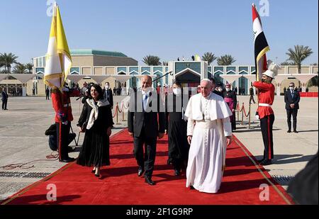 Baghdad, Iraq. 8 marzo 2021. Il presidente Barham Saleh (C) e sua moglie Sarbagh (L) hanno salutato Papa Francesco (R) prima di salirgli a bordo del suo aereo Alitalia Airbus A330 mentre il pontefice parte dall'aeroporto internazionale di Baghdad in Iraq, al termine della sua visita, lunedì 8 marzo 2021. Foto dell'ufficio stampa del presidente iracheno/UPI Credit: UPI/Alamy Live News Foto Stock