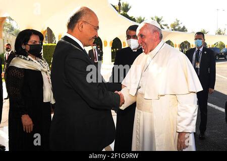 Baghdad, Iraq. 8 marzo 2021. Il presidente Barham Saleh (C) e sua moglie Sarbagh (L) hanno salutato Papa Francesco (R) prima di salirgli a bordo del suo aereo Alitalia Airbus A330 mentre il pontefice parte dall'aeroporto internazionale di Baghdad in Iraq, alla conclusione della sua visita lunedì 8 marzo 2021. Foto dell'ufficio stampa del presidente iracheno/UPI Credit: UPI/Alamy Live News Foto Stock