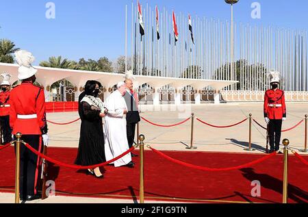 Baghdad, Iraq. 8 marzo 2021. Il presidente Barham Saleh e sua moglie Sarbagh (R) salutano Papa Francesco (C) prima di salirgli a bordo del suo aereo Alitalia Airbus A330 mentre il pontefice parte dall'aeroporto internazionale di Baghdad in Iraq, a conclusione della sua visita, lunedì 8 marzo 2021. Foto dell'ufficio stampa del presidente iracheno/UPI Credit: UPI/Alamy Live News Foto Stock