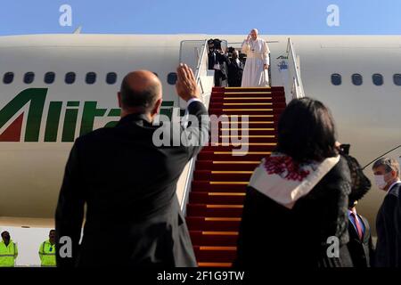 Baghdad, Iraq. 8 marzo 2021. Il presidente Barham Saleh (L) e sua moglie Sarbagh (R) salutano Papa Francesco (C) prima di salirgli a bordo del suo aereo Alitalia Airbus A330 mentre il pontefice parte dall'aeroporto internazionale di Baghdad in Iraq, al termine della sua visita lunedì 8 marzo 2021. Foto dell'ufficio stampa del presidente iracheno/UPI Credit: UPI/Alamy Live News Foto Stock