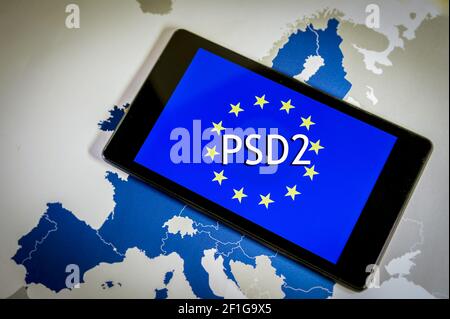 Direttiva sui servizi di pagamento 2, smartphone, bandiera UE e mappa. Foto Stock