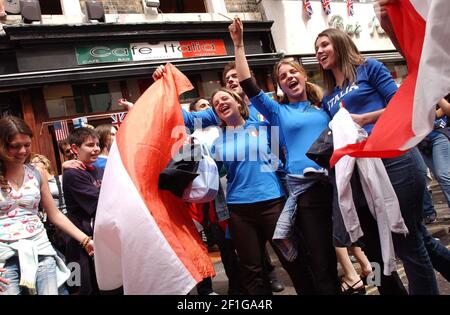 Gli italiani a Soho, Londra, che celebrano la loro squadra di calcio delle Nazioni 0-0 attirano contro il Messico, il che significa che passano al turno successivo. Photo Andy Paradise Foto Stock