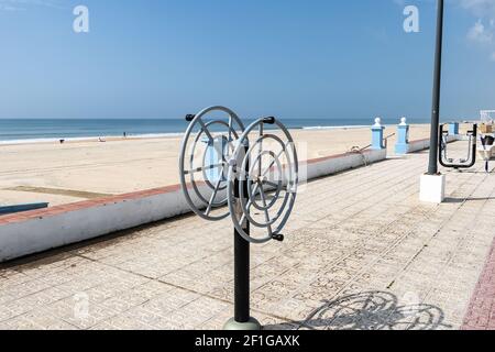 Area fitness all'aperto con macchine per esercizi sul lungomare. Un luogo per lo sport e lo svago con una splendida vista sulla spiaggia Foto Stock