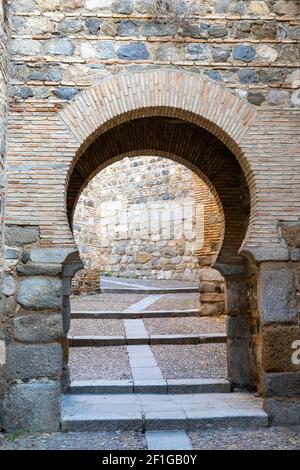 Un'entrata Araba ad arco a ferro di cavallo attraverso le mura della citta' vecchia A Toledo Foto Stock