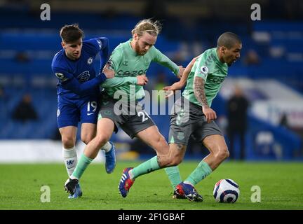 Tom Davies di Everton blocca il Monte Mason di Chelsea e l'Allan di Everton si rompe durante la partita della Premier League a Stamford Bridge, Londra. Data immagine: Lunedì 8 marzo 2021. Foto Stock