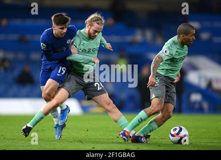 Tom Davies di Everton blocca il Monte Mason di Chelsea e l'Allan di Everton si rompe durante la partita della Premier League a Stamford Bridge, Londra. Data immagine: Lunedì 8 marzo 2021. Foto Stock