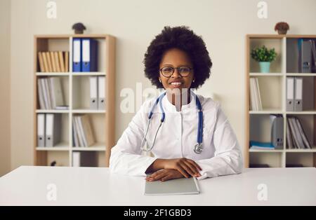 La millenaria dottoressa afroamericana conduce una consultazione online con un paziente. Foto Stock