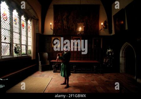 Philip Aslle Minstrel suonando cornamuse Ightham Mote 1998vestito in tudor Abbigliamento che gioca le cornamuse nella Grande Sala di Ightham Mote in Kent Foto Stock