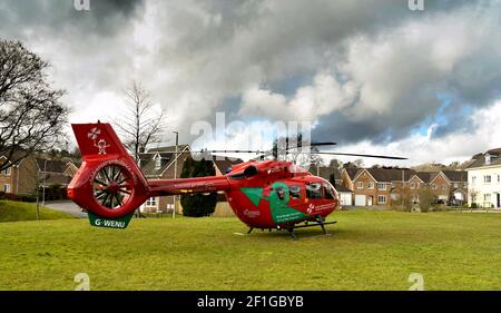 Pontypridd, Galles - Marzo 2018: Vista grandangolare di un elicottero dell'ambulanza aerea a terra in una tenuta di alloggi durante una chiamata di emergenza Foto Stock