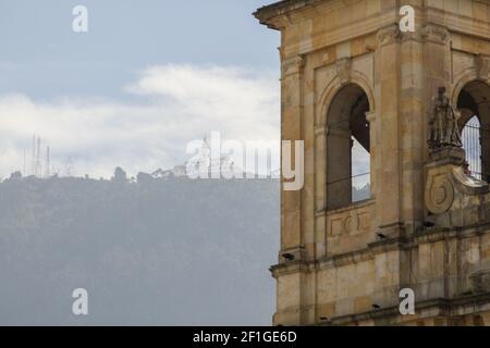 Un fuoco selettivo di un vecchio campanile in una giornata di sole a Bogotà, Columbia Foto Stock