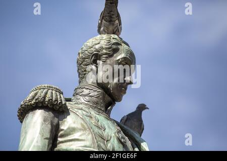 Un primo piano di una statua di Simon Bolivar a Bolivar Quadrato con due uccelli in piedi su di esso Foto Stock