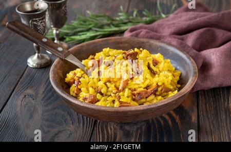 Porzione di risotto allo zafferano con chanterelle fritte Foto Stock