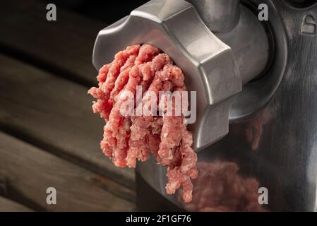 Macchina tritacarne e freschi di carne tritata Foto stock - Alamy