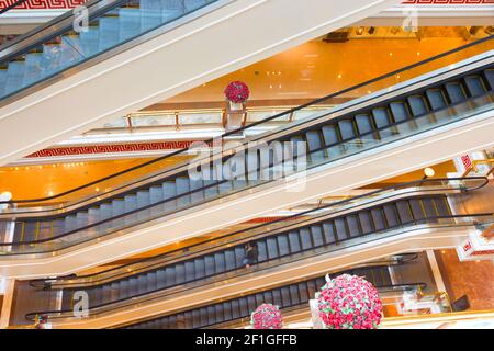 Scale mobili presso il centro commerciale. Vista dall'alto. Shanghai, Cina Foto Stock