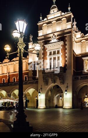 Notte vecchia area commerciale di Cracovia nelle luci dei lampioni. Foto Stock