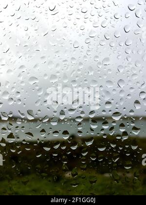 Le gocce di pioggia sulla finestra Foto Stock