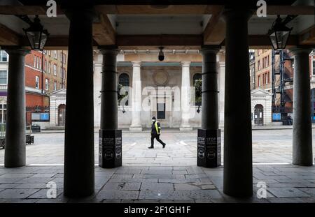 Londra, Gran Bretagna. 8 Marzo 2021. Un uomo che indossa una maschera facciale cammina su una strada a Londra, Gran Bretagna, l'8 marzo 2021. Altre 4,712 persone in Gran Bretagna hanno dato risultati positivi per COVID-19, portando il numero totale di casi di coronavirus nel paese a 4,223,232, secondo i dati ufficiali rilasciati lunedì. Credit: Han Yan/Xinhua/Alamy Live News Foto Stock