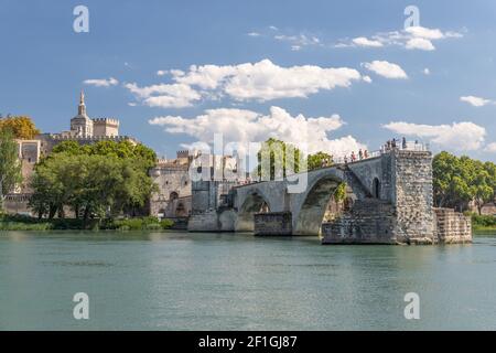 Pont Saint Benezet ponte sul fiume rodano in Provenza in Francia, Europa Foto Stock