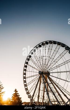 Ruota panoramica Ferris contro il cielo blu Foto Stock