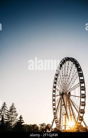 Ruota panoramica Ferris contro il cielo blu Foto Stock