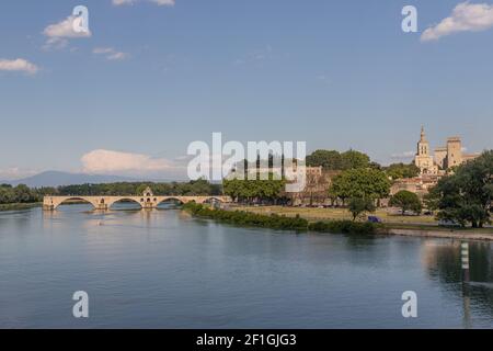 Pont Saint Benezet ponte sul fiume rodano in Provenza in Francia, Europa Foto Stock