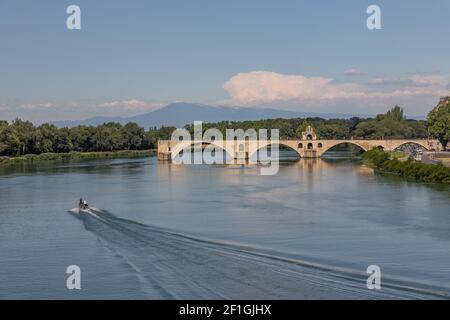 Pont Saint Benezet ponte sul fiume rodano in Provenza in Francia, Europa Foto Stock