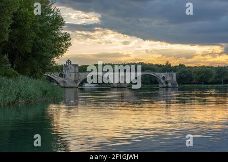 Pont Saint Benezet ponte sul fiume rodano in Provenza in Francia, Europa Foto Stock