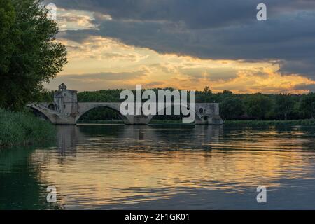 Pont Saint Benezet ponte sul fiume rodano in Provenza in Francia, Europa Foto Stock