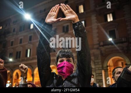 Roma, Italia. 8 marzo 2021. Oggi, NonUnaDiMeno – sostenuta da numerose altre organizzazioni transeministe – ha tenuto un rally e una marcia nel centro di Roma per celebrare la Giornata Internazionale della Donna del 2021. Il demo è stato chiamato in sostegno e solidarietà con tutte le donne, contro la patriarcia, in sostegno e solidarietà con i migranti e le persone lgbt*qia+, e per chiedere la fine della violenza maschile e di genere contro le donne e i Femminicidi. Foto Stock