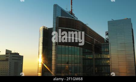 Varsavia, Polonia 11.03.2021 Alba sopra i grattacieli di varsavia. Edificio Rondo con il logo Ernst e Young Global Limited sulla parte superiore. Scatto orbitante aereo. Foto di alta qualità Foto Stock