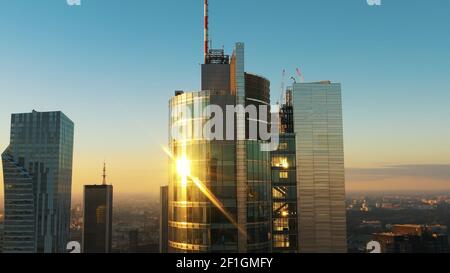 Varsavia, Polonia 11.03.2021 Alba sopra i grattacieli di varsavia. Edificio Rondo con il logo Ernst e Young Global Limited sulla parte superiore. Scatto orbitante aereo. Foto di alta qualità Foto Stock