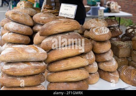 Una pila di pane di pasta di origine in vendita nel mercato di strada A Londra blackheath Foto Stock