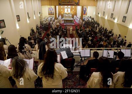 Baghdad, Iraq. 8 marzo 2021. Papa Francesco arriva alla Cattedrale di San Giuseppe di Baghdad per celebrare la messa il secondo giorno della prima visita papale in Iraq, sabato 6 marzo 2021. Foto dell'ufficio stampa del primo Ministro iracheno/UPI Credit: UPI/Alamy Live News Foto Stock