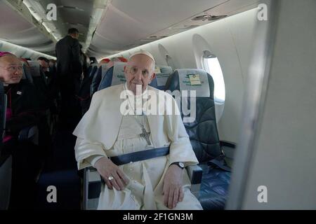 Baghdad, Iraq. 8 marzo 2021. Papa Francesco siede sul suo aereo quando arriva a Baghdad venerdì 5 marzo 2021 nella sua prima visita in Iraq Foto dell'ufficio stampa del primo Ministro iracheno/UPI Credit: UPI/Alamy Live News Foto Stock