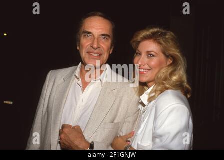 BEVERLY HILLS, CA - 21 AGOSTO: Attore Martin Landaua e Catherine Carlen alla proiezione di 'Trashin'' il 21 agosto 1986 presso l'Academy Theatre di Beverly Hills, California Credit: Ralph Dominguez/MediaPunch Foto Stock