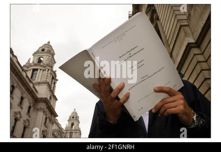 Lord Butler arriva alla conferenza stampa per rilasciare il suo Report onf Intelligence on Weapons of Mass DostruttionPic David Sandison 14/07/2004 Foto Stock