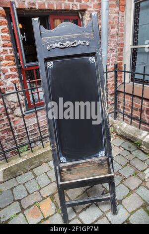 cartelloni neri sulla strada vicino all'edificio Foto Stock