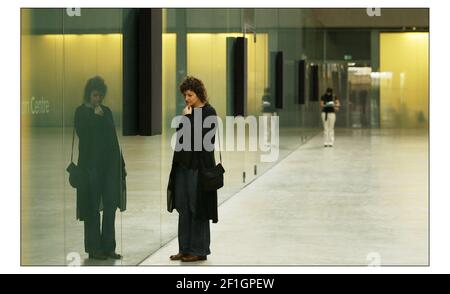 Ascoltare l'istalazione riempire la turbina Hall a Tate Modern......UN'istalazione SONORA affascinante da Bruce Nauman è aperto oggi 11 ottobre 2004. La quinta commissione nella Anual Unilever Series, Nauman ha sviluppato una vasta gamma di testi parlati in modo da orchestrare e misurare lo spazio della turbina Hall.pic David Sandison 11/10/2004 Foto Stock