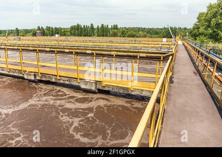 Impianto di trattamento delle acque reflue, serbatoio dei fanghi attivi aerati. Foto Stock
