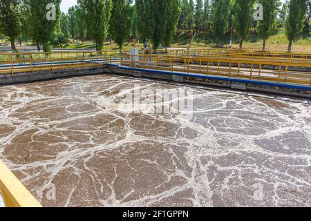 Impianto di trattamento delle acque reflue, serbatoio dei fanghi attivi aerati. Foto Stock
