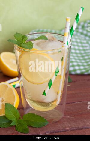 Tè freddo fatto in casa con limone Foto Stock