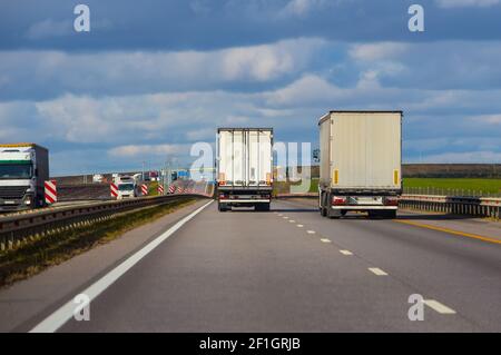 I carrelli si muove sul paese autostrada Foto Stock